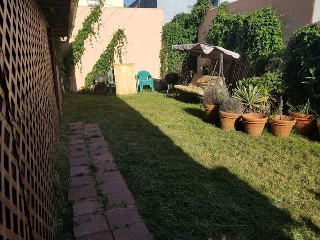 Building Photo - 464 N Orange Grove Ave