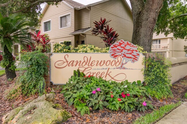 Building Photo - Cozy Move-in ready 2 Bed / 2.5 Bath Townho...