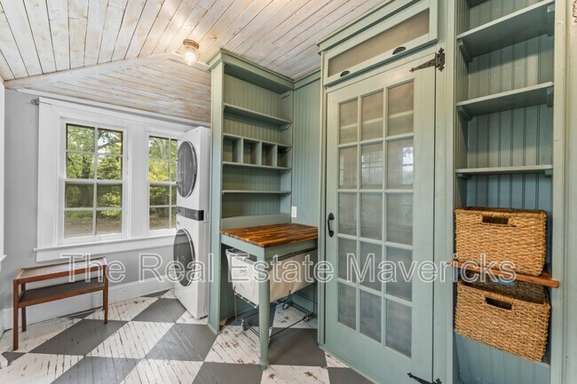 Building Photo - 3320 Montview Dr