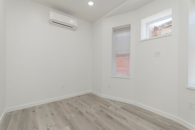 Building Photo - Modern & Renovated apartment with in-unit washer & dryer