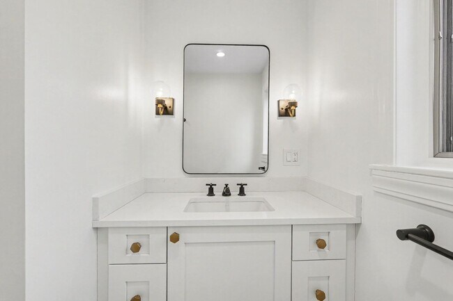 Building Photo - Beautifully Updated 4BR Home Blending Mid-Century Charm & Modern Comfort