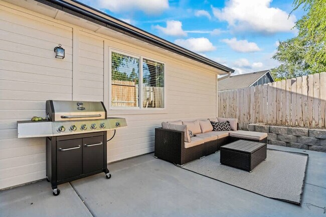 Building Photo - 2302 E Cinnamon Ln