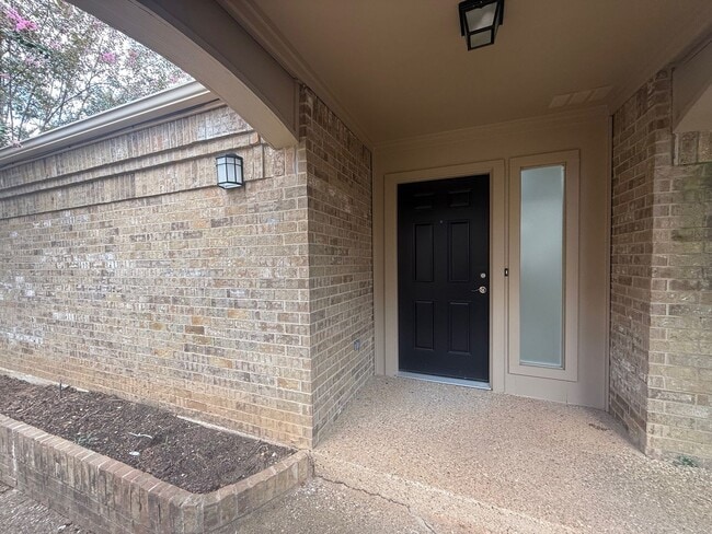 Building Photo - Garden Home