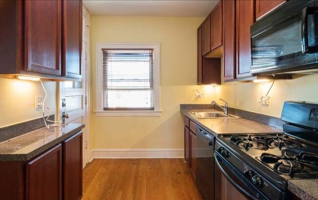 Kitchen - 906 S Elmwood Ave