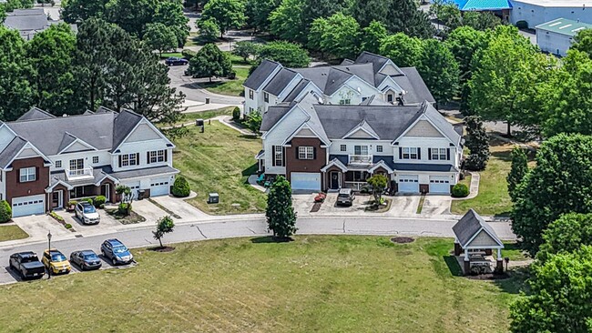 Building Photo - Stunning and Spacious 3 Bedroom 2.5 Bath C...
