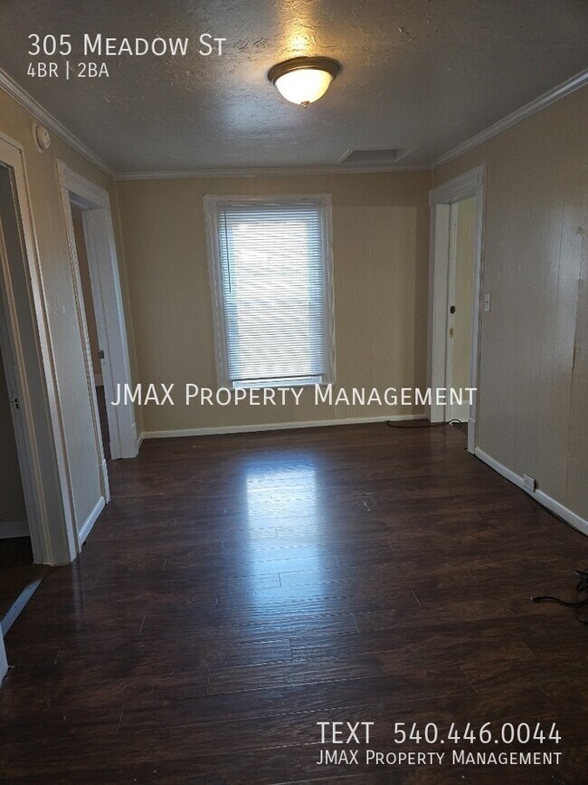 Building Photo - 305 Meadow St