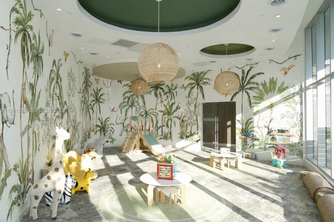 Building Photo - 700 NE 24th St