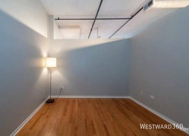 Building Photo - 933 W Van Buren St