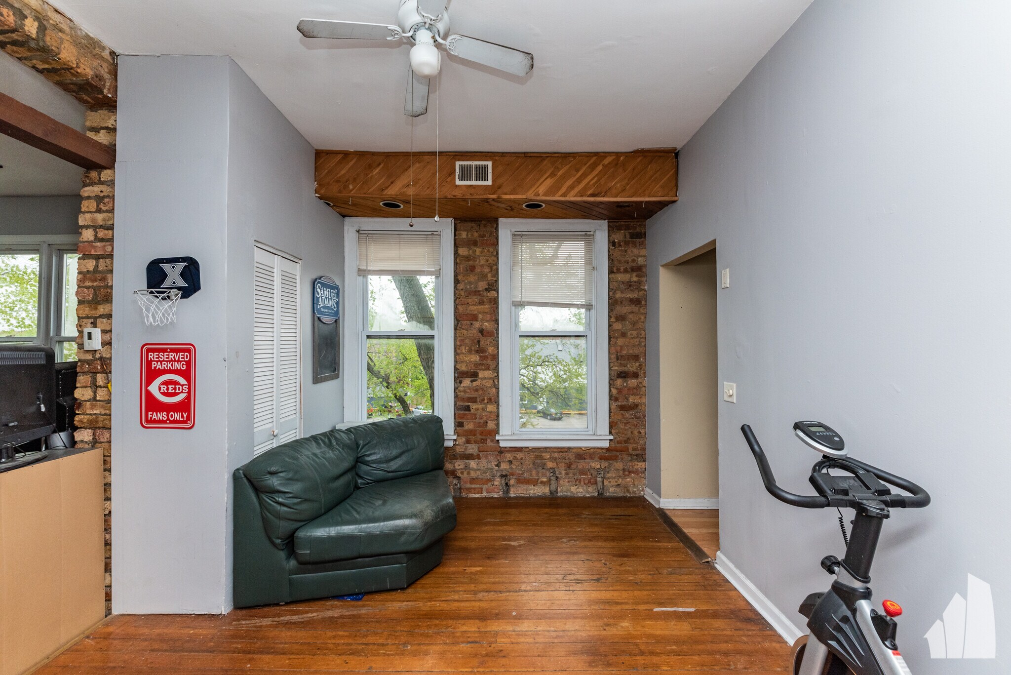 Building Photo - 2057 W Roscoe St