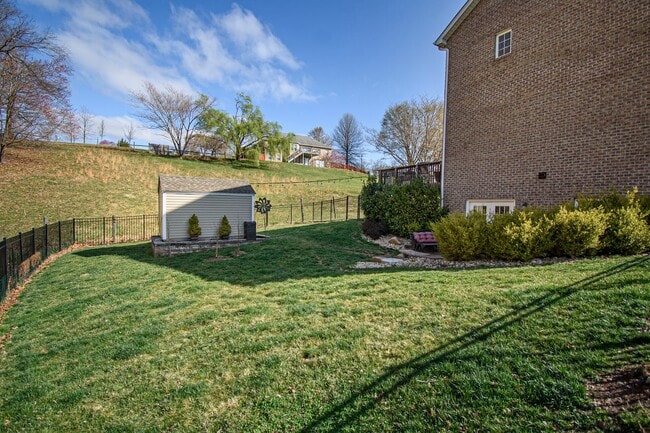 Building Photo - Spacious Home with Hot Tub, Fenced Yard an...