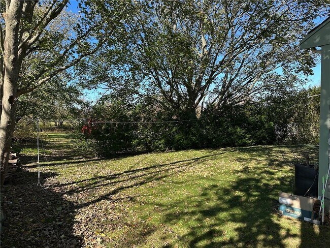 Building Photo - 749 W Main Rd