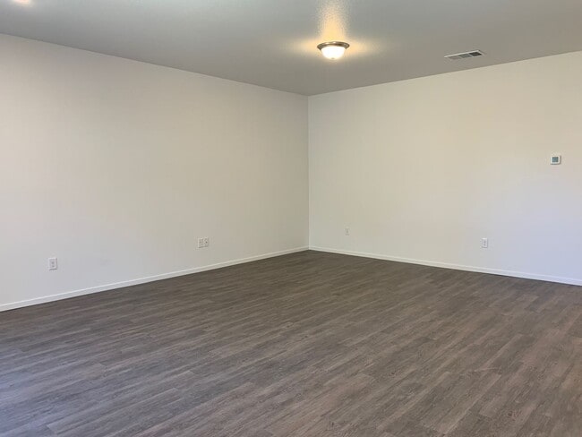 Building Photo - 4 bedroom Townhome