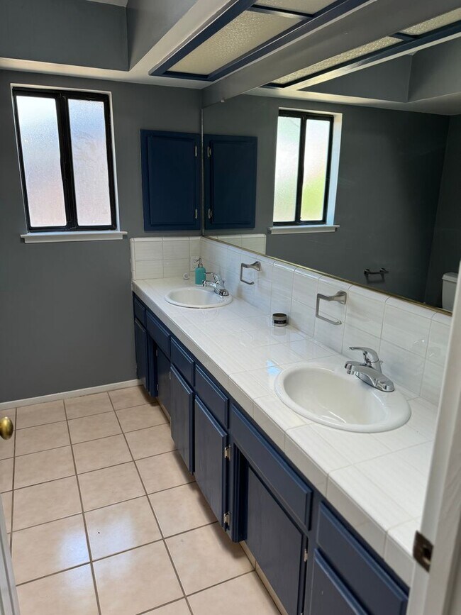 Building Photo - 3 bedroom 2 bath home in The Oaks