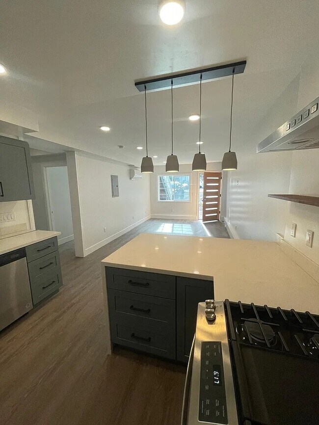 Building Photo - Newly renovated 2-BR/1.5BA apartment