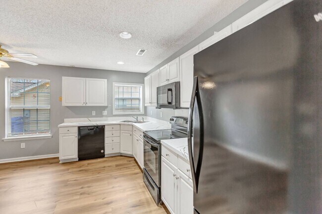 Building Photo - The Lakes