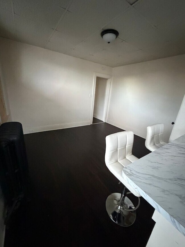 Building Photo - 758 W King St