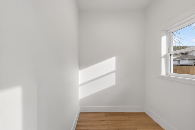 Building Photo - 4413 Roseland St