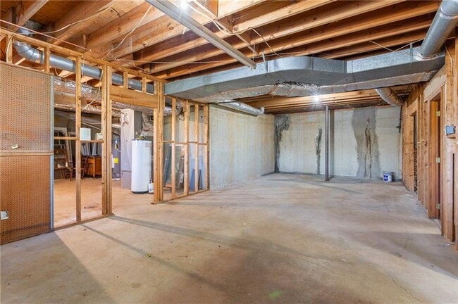 Building Photo - 3355 Pinetree Dr SE