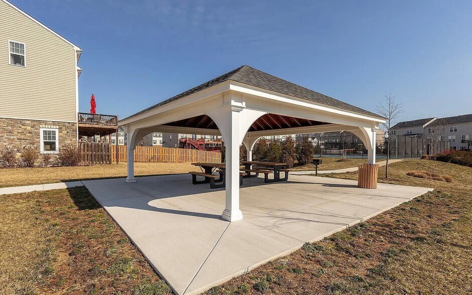 Building Photo - 148 Solara Dr