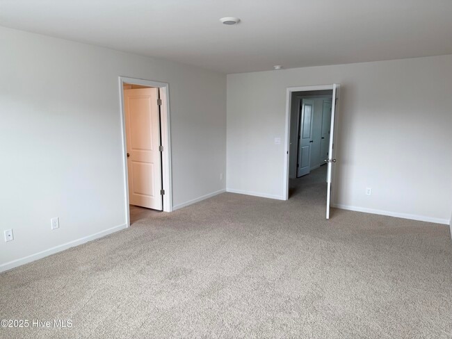 Building Photo - 3228 Ridgeland Dr