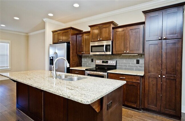 Building Photo - 3115 SW Hillstone Ave