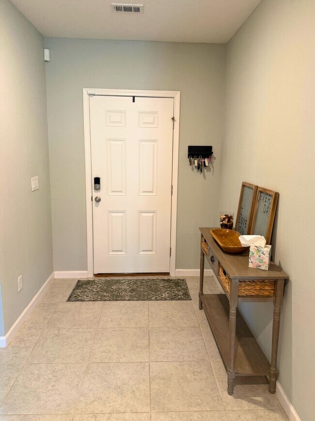 Building Photo - 4/2 open floor plan!