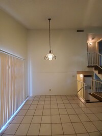 Building Photo - 3 Bedroom townhome w/fireplace ++ bonus ro...