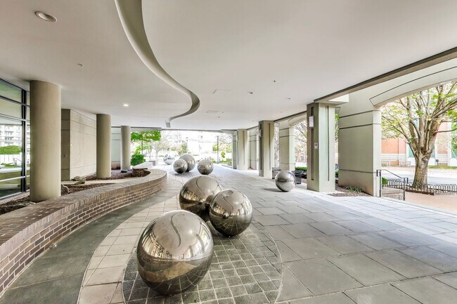 Building Photo - Luxury 1BD/1BA condo steps to SS METRO