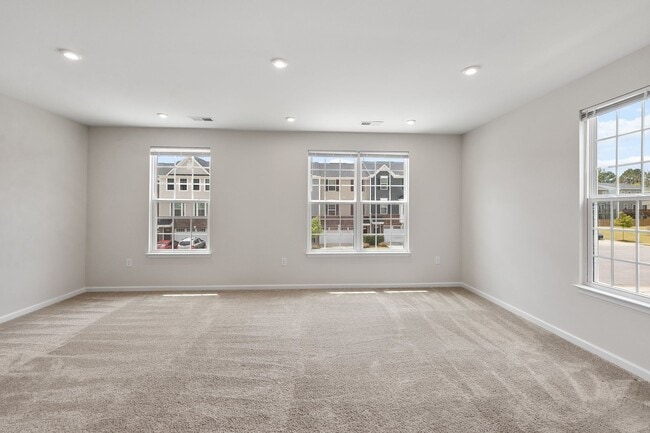 Building Photo - **End Unit 3/3 Townhome in Great Location**