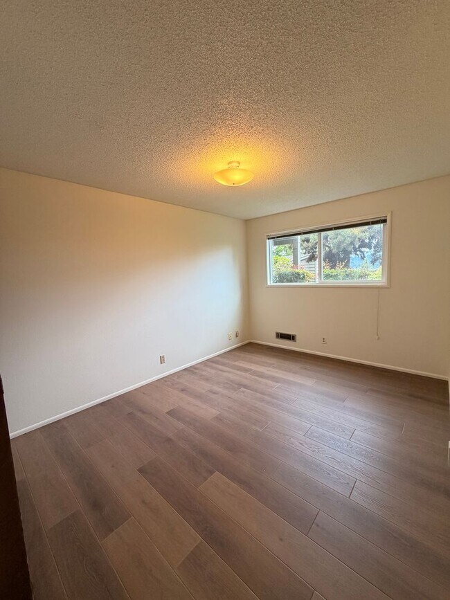 Building Photo - 2-Bedroom 1 1/2- bathroom Townhouse style duplex.