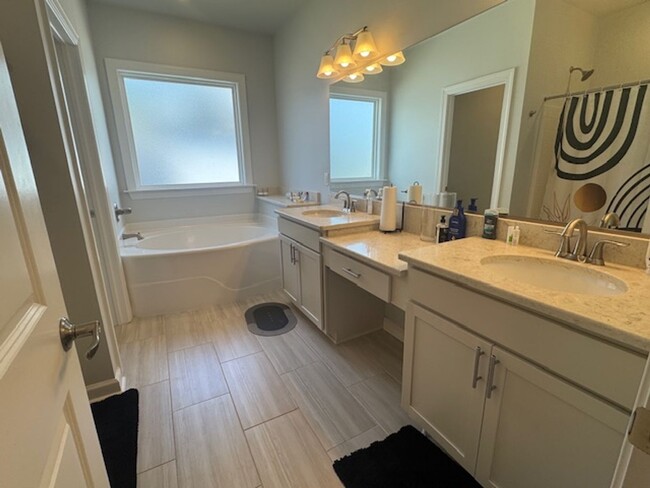 Building Photo - Immaculate Four Bedroom Home in Joliff Lan...