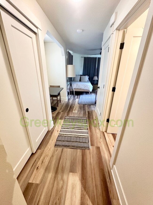 Building Photo - Cute Studio with a Private, Fully Fenced P...
