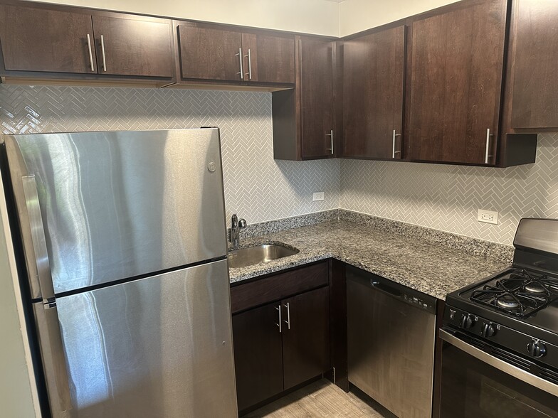 Building Photo - 542 W Surf St