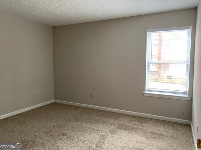 Building Photo - 2046 Oak Park Ln