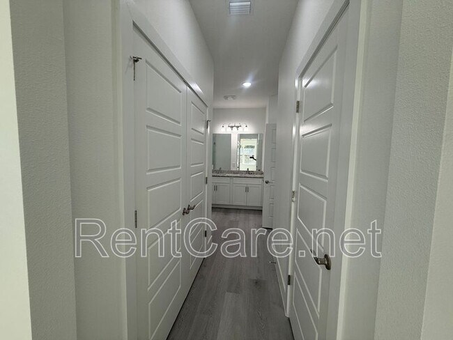 Building Photo - 10034 N Darwin Way