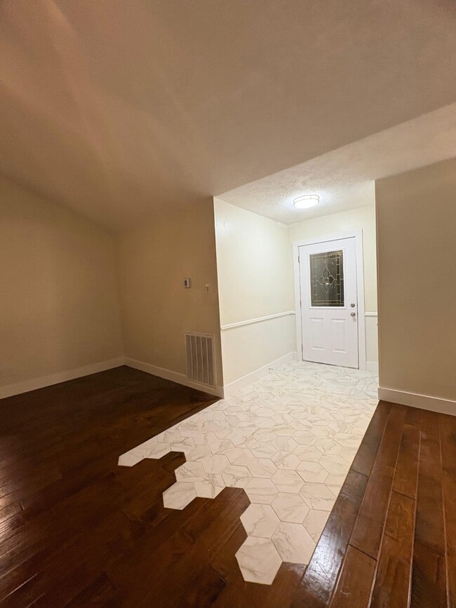 Building Photo - 2026 Briar Ridge Dr