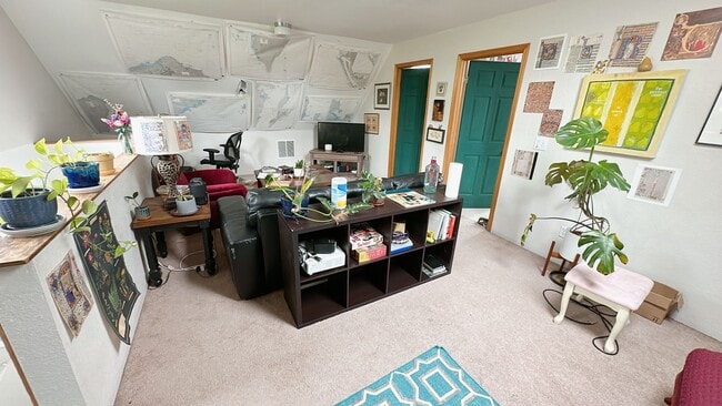 Building Photo - PRELEASE: 5 bdrm/2 bath in York neighborhood