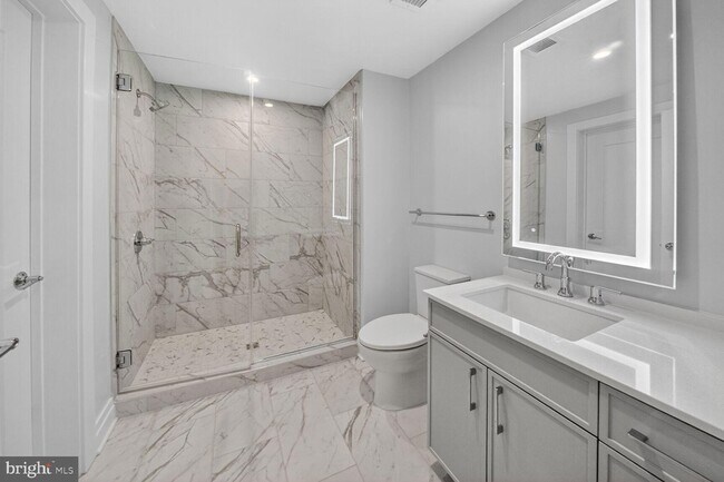 Building Photo - 811 N Columbus St