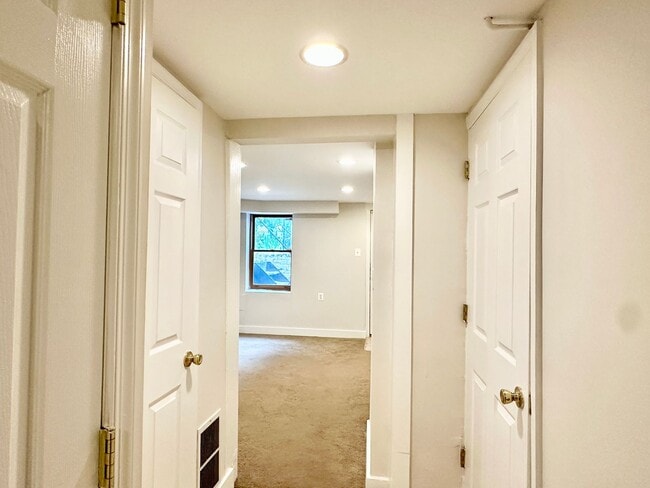 Building Photo - 3 bed 2 bath - Parking!!!  Pets Welcome!!!