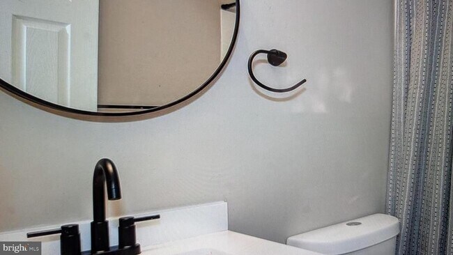 Building Photo - 1010 Huntingdon Mews