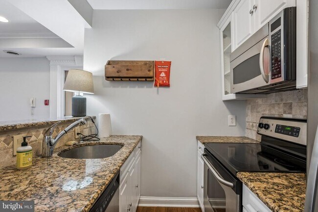 Building Photo - 1730 Pine St