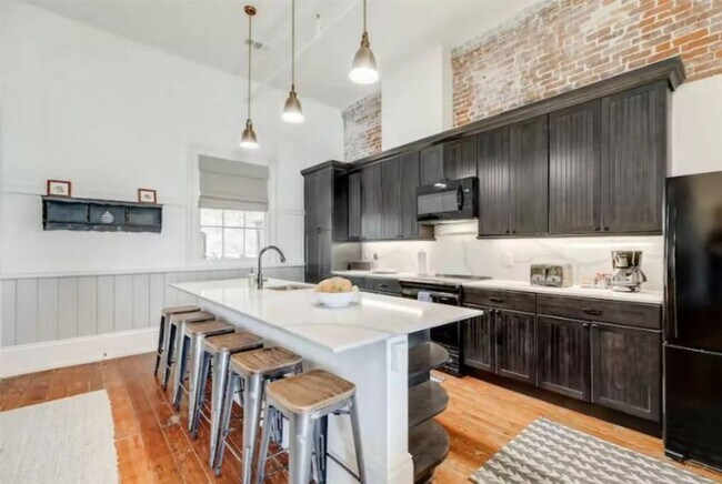 Building Photo - 2010 The Strand