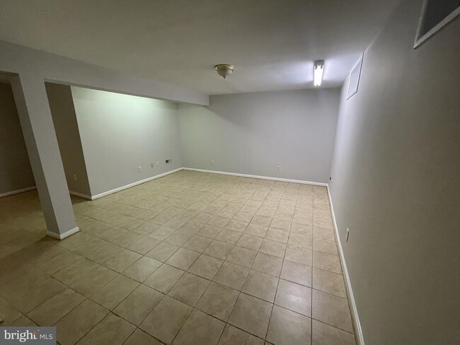 Building Photo - 9412 Chippenham Dr