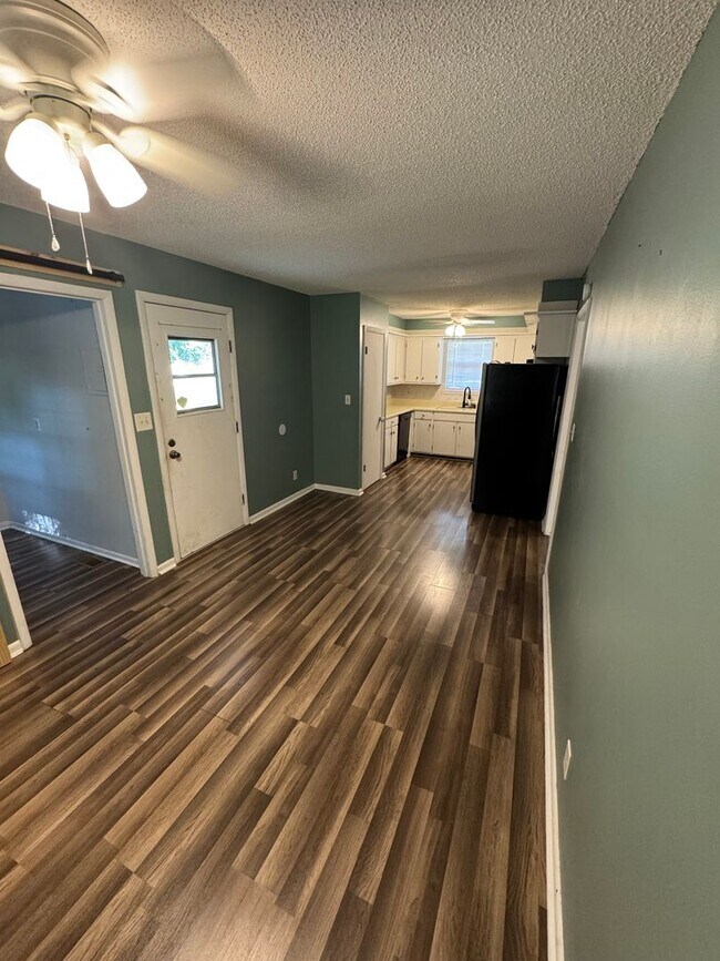 Building Photo - Minutes From Jax State and Jacksonville City Schools