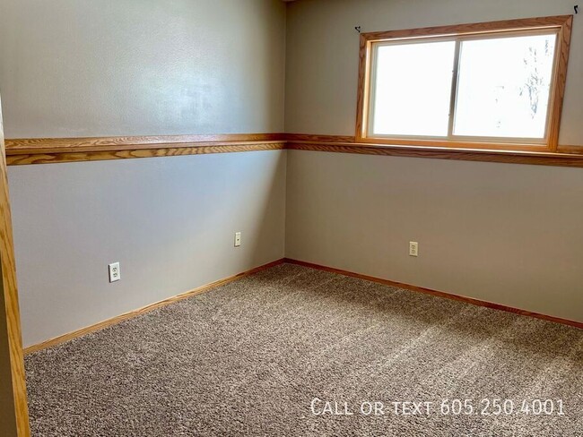 Building Photo - 4 Bed 2 Bath House with 2-stall attached g...