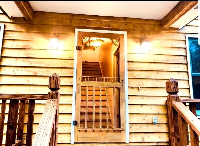 Building Photo - 99 Oak Ter
