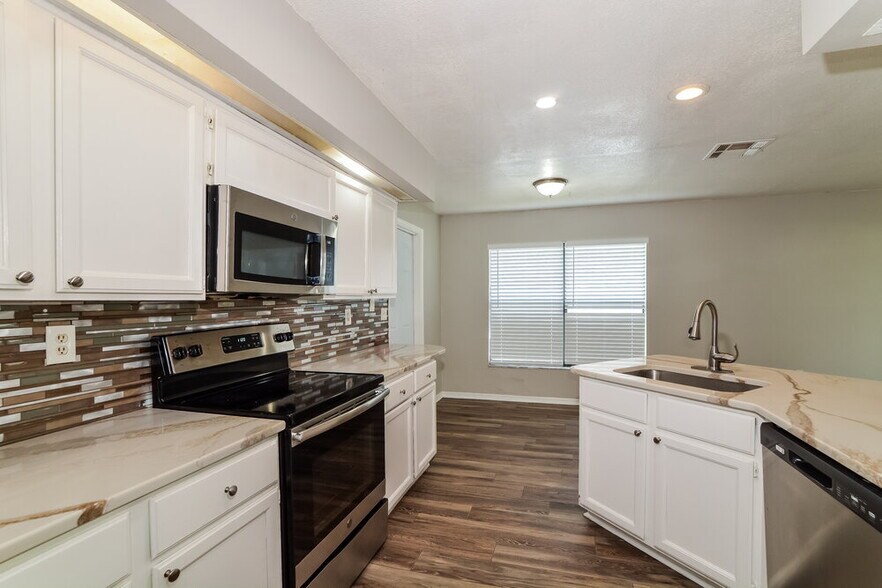 Building Photo - 518 Carlsbad Dr