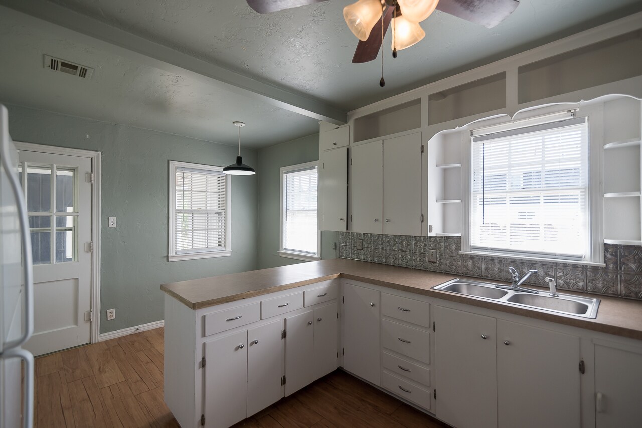 Building Photo - 2025 W Admiral Rd