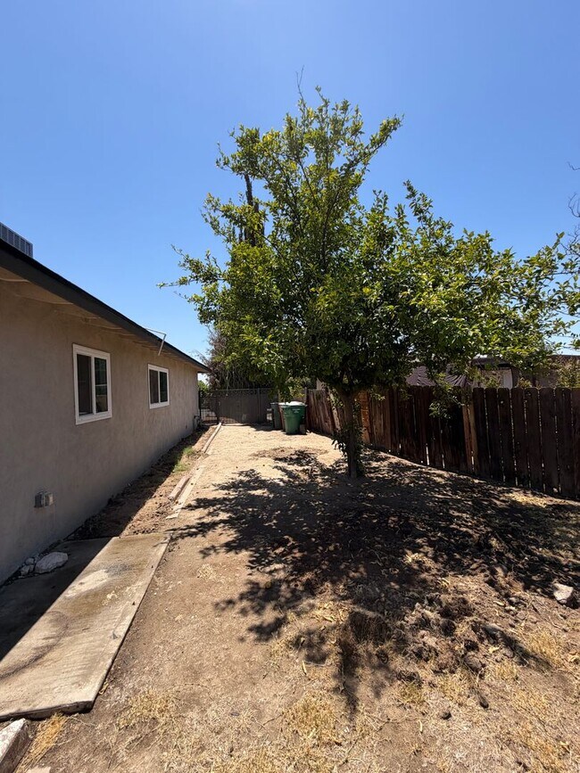 Building Photo - WoW! Newley Remodeled 3 BD 1 Ba house with a 1 Car Garage in East Bakersfield