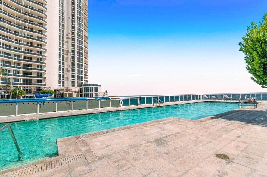 Building Photo - 15811 Collins Ave